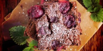 Bolo de chocolate com cerejas