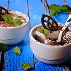 Receita de mousse de chocolate e menta que dá água na boca e é super aerado