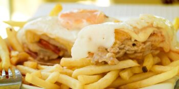 Francesinha com ovo frito