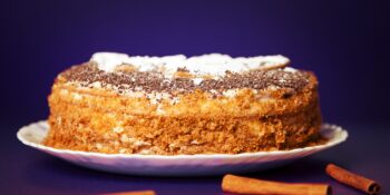Bolo de canela crocante com chantilly
