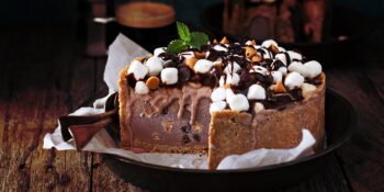 Torta recheada com mousse de chocolate
