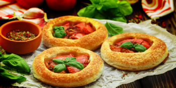 Folhados com tomate seco e manjericão