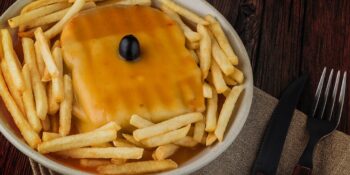 Francesinha com batata frita