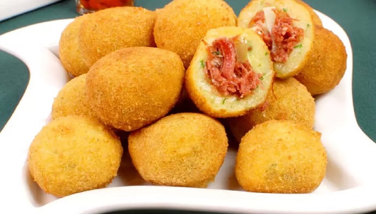 Bolinho de mandioca com linguiça 