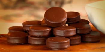 Alfajor recheado com doce de leite