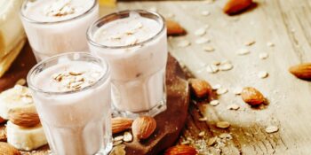 Iogurte grego com cereais, amêndoas e frutas secas