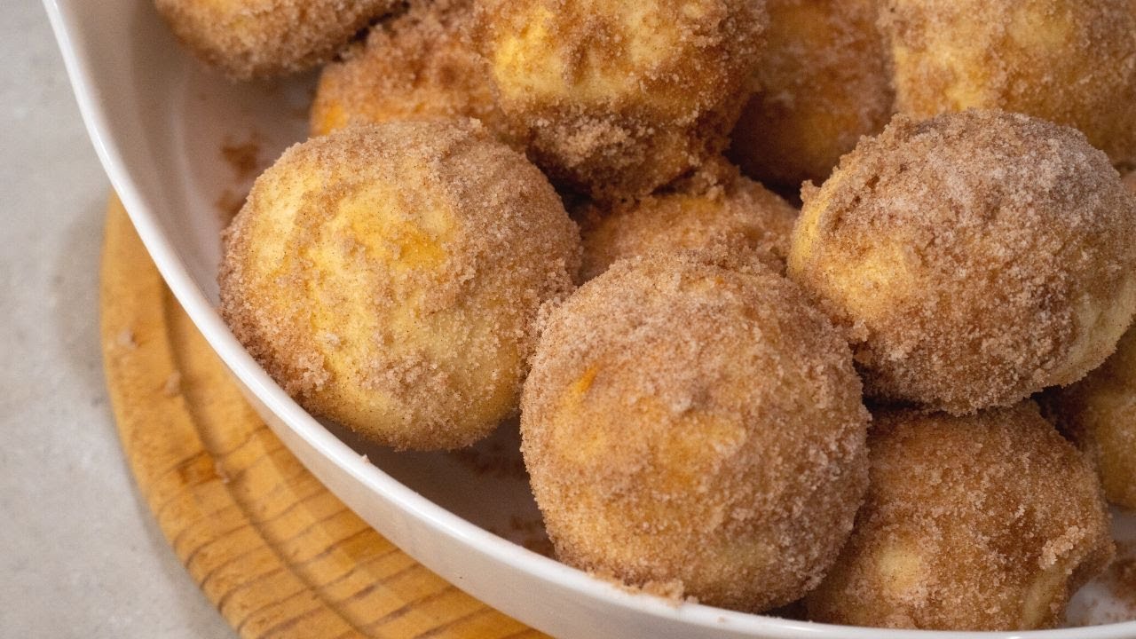 Olha esse bolinho de chuva assado polvilhado com açúcar e canela da @vivianaraujo