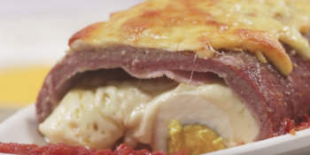 Rocambole de carne moída com queijo, presunto e ovo
