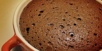 Suflê de chocolate com gengibre e canela