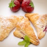 folhado de morango na travessa folhado de morango receita folhata de morango no pote bolo folhado de morango torta folhada de morango e leite em pó folhata sobremesa folhata receita massa folhada com geleia de morango