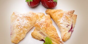 Pastel folhado de morango
