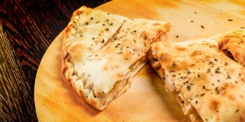 Calzone com frango e queijo