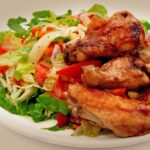 Frango assado com salada: receita simples para almoço de domingo!