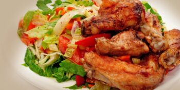 Frango assado com salada