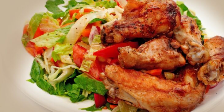 Frango assado com salada: receita simples para almoço de domingo!