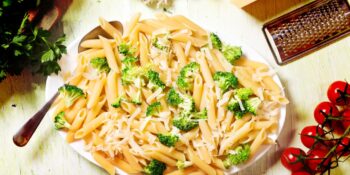 Macarrão com brócolis e queijo cheddar