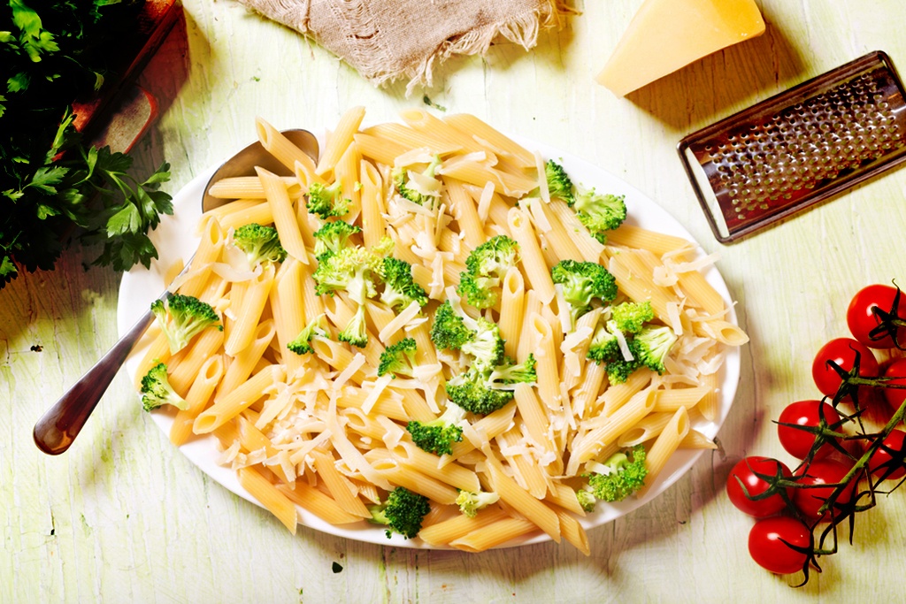 macarrão com brócolis e queijo cheddar tudo gostoso simples