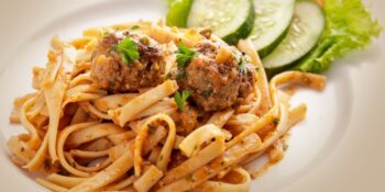 Fettuccine com almôndegas