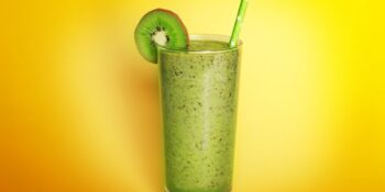 Suco de kiwi, maçã e hortelã