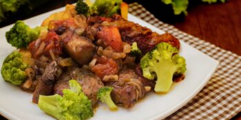Carne assada com brócolis e batata