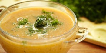 Sopa de batatas com couve de bruxelas