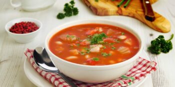 Sopa de tomate, feijão branco e aipo