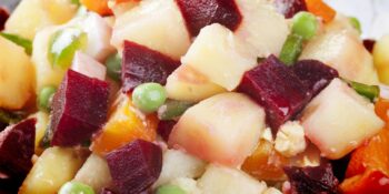 Salada de beterraba, pera, batata, cenoura e ervilha