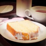 Pão de ló coberto com glacê de limão tudo gostoso