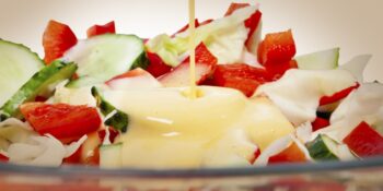 Salada com molho de mostarda