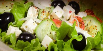 Salada de queijo feta, azeitonas, pepino, alface e tomate