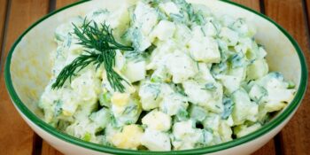 Salada de batatas com ovo e alecrim