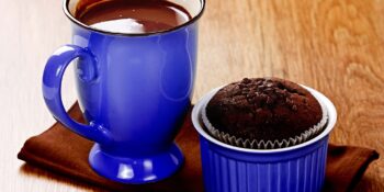 Muffin de chocolate com chocolate quente