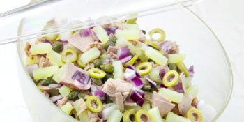 Salada de atum com azeitonas e cebola roxa