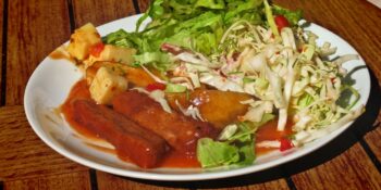 Carne com mandioca, alface e repolho