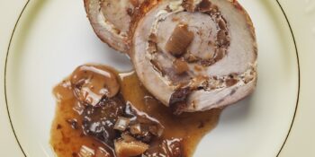 Lombo de porco recheado com azeitonas e champignon