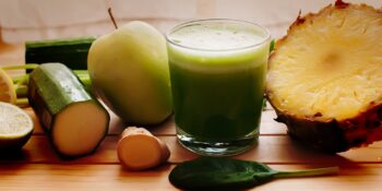 Suco detox de abacaxi, gengibre e maçã