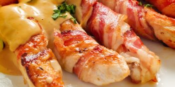 Tiras de filé de peito de frango com bacon ao molho de mostarda