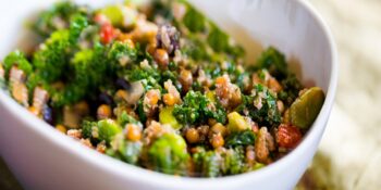 Salada de quinoa, pimentão, tomate e cebola