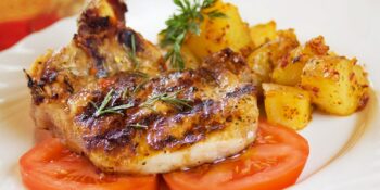 Costeleta suína grelhada com batata baroa