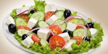 salada com queijo minas