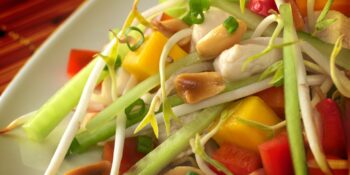 Salada de frango com broto de feijão e manga