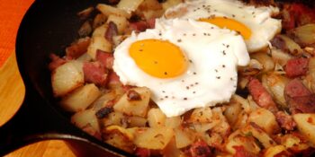 Batatas com bacon e ovos
