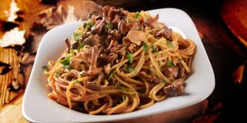 Macarrão com iscas de filet mignon e cogumelos