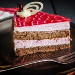 Receita de pão de ló de chocolate e chantilly muito leve e fácil