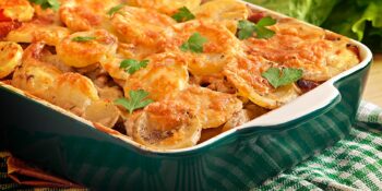 Carne moída e batatas gratinadas ao forno