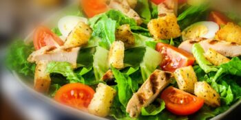Salada de frango, rúcula e croutons