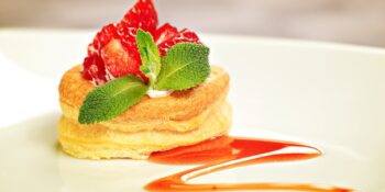 Folhado de morango e creme
