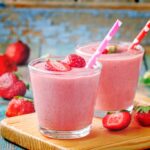 Receita de smoothie de morango bem cremoso, fácil e simples