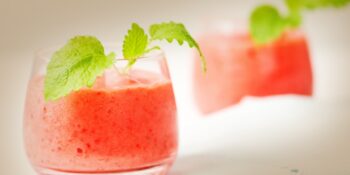 Suco detox de morango hortelã e gengibre