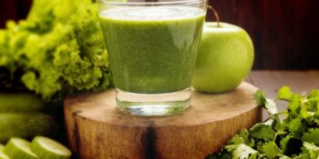 Smoothie de maçã, pepino e alface